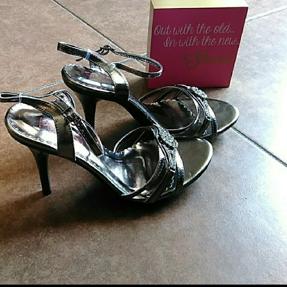 Heals - Picture 4 of 5